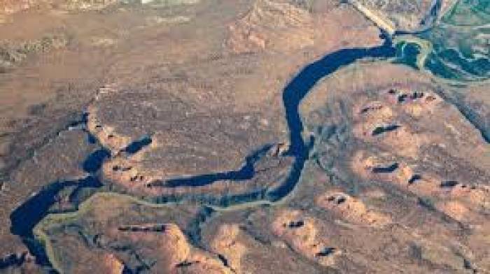 'கிரேட் ரிப்ட்'. 'கிழக்கு ஆப்ரிக்க பிளவு' என அழைக்கப்படும்,உலகின் பெரிய பள்ளத்தாக்கு .