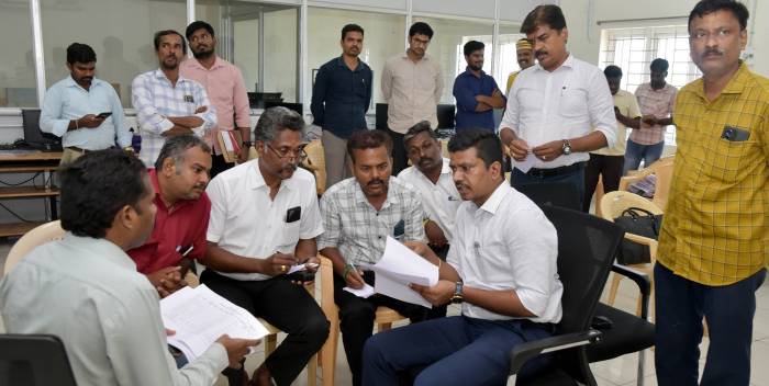 4 சட்டமன்றத் தொகுதிகளுக்குக் கூடுதலாகத் தேவைப்படும் மின்னணு வாக்குப்பதிவு இயந்திரங்கள் 'சீரற்ற மயமாக்கல்' முறையில் ஒதுக்கீடு.