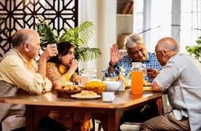 மூத்த குடிமக்கள்   வயதானவர்கள் அதிகம் பேசினால் கிண்டல் செய்யப்படுவார்கள்.