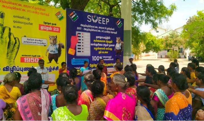 விருதுநகர் மாவட்டத்தில், கடந்த பாராளுமன்றத் தேர்தலில் குறைந்த வாக்குப்பதிவினை பெற்ற பகுதிகளில் வாக்களிப்பதன் அவசியத்தை எடுத்துரைக்கும் விதமாக, வாக்காளர் விழிப்புணர்வு நிகழ்ச்சிகள் நடைபெற்றன.