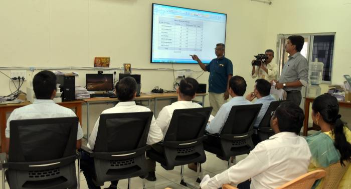 பதற்றமான 130 வாக்குச்சாவடி அமைவிடங்களிலும் வாக்குப்பதிவினை நேரடியாக கண்காணிக்க நுண்பார்வையாளர்கள் கணிணி மூலம் பகுப்பாய்வு செய்யும் பணிகள் நடைபெற்றது.