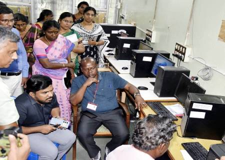 தேர்தல் பணியில் ஈடுபடும் வாக்குச்சாவடி அலுவலர்களை இணைய வழி கணினி மூலம் சீரற்ற  முறையில் ஒதுக்கீடு செய்யும் பணிகள்