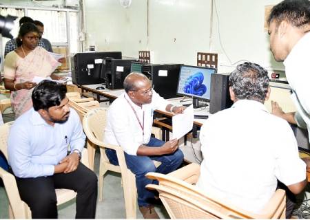 நுண் பார்வையாளர்களுக்கு கணினி மென்பொருள் மூலம் சீரற்ற முறையில் சட்டமன்றத் தொகுதி வாரியாக பணி ஒதுக்கீடு செய்யும் நிகழ்வு