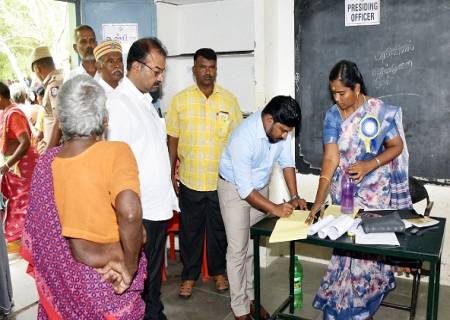 விருதுநகர் பாராளுமன்ற தொகுதிக்குட்பட்ட வாக்குச்சாவடி மையங்களில் நடைபெற்று வரும் வாக்குபதிவுகளை  ஆய்வு