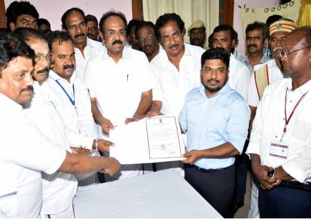 வாக்கு எண்ணிக்கையில், அதிக வாக்குகள் பெற்று, விருதுநகர் நாடாளுமன்ற உறுப்பினராக வெற்றிபெற்ற திரு. ப.மாணிக்கம்தாகூர் அவர்களுக்கு மாவட்ட தேர்தல் நடத்தும் அலுவலர் அவர்கள் சான்றிதழ் வழங்கினார்