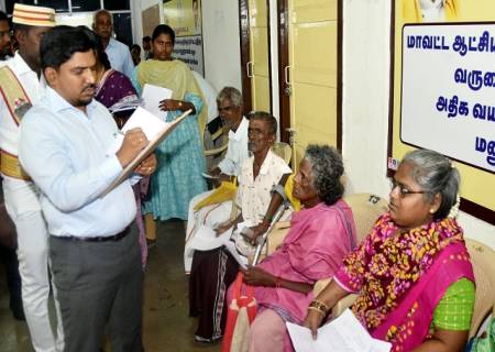 மக்கள் குறைதீர்க்கும் நாள்  கூட்டத்தில் மாற்றுத்திறனாளிகள் மற்றும் மூத்த குடிமக்களுக்காக அமைக்கப்பட்டுள்ள சிறப்பு அமருமிடத்திற்குச் சென்று, மாவட்டஆட்சித்தலைவர் அவர்கள் மனுக்களைபெற்றுக் கொண்டார்.