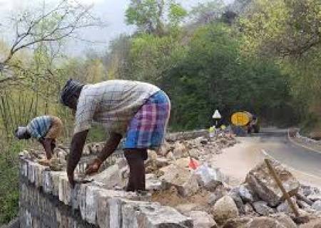 சங்கரன்கோவில் முக்கிலிருந்து புது பஸ்டாண்ட் செல்லும் சங்கரன்கோவில் மெயின் ரோடு வரை  தடுப்பு சுவர் அமைக்க மக்கள் எதிர்பார்ப்பு