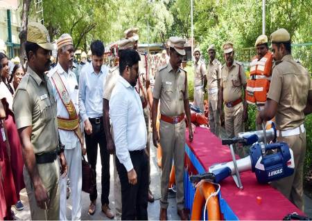 வடகிழக்கு பருவமழையை முன்னிட்டு இயற்கை சீற்றத்தால் ஏற்படும் பாதிப்பிலிருந்து காத்தல் மற்றும் குறைத்தல் மாதிரி ஒத்திகைப் பயிற்சியினை மாவட்ட ஆட்சித்தலைவர் அவர்கள் துவக்கி வைத்தார்.