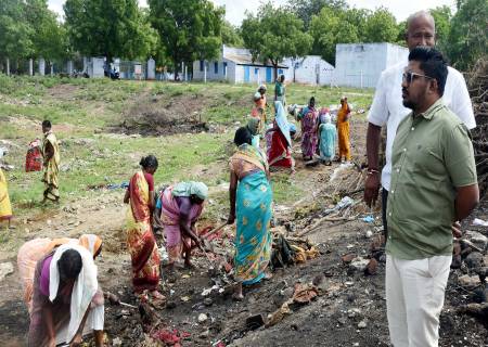 அனுப்பங்குளம் ஊராட்சியில் மகாத்மா காந்தி தேசிய ஊரக வேலை உறுதி திட்டத்தின் கீழ் வடக்கு ஊரணி தூர்வாரப்பட்டு வரும் பணிகளை  ஆய்வு