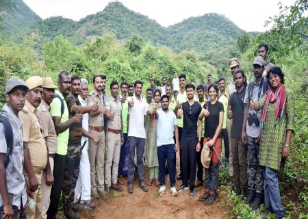 திருவில்லிபுத்தூர் வனச்சரக எல்கைக்கு உட்பட்ட செண்பகத்தோப்பு முதல் பொதுமக்களுக்கான மலையேற்றத்தினை  மாவட்ட ஆட்சித்தலைவர் அவர்கள் தொடங்கி வைத்து, மலையேற்றத்தில் கலந்து கொண்டார்.