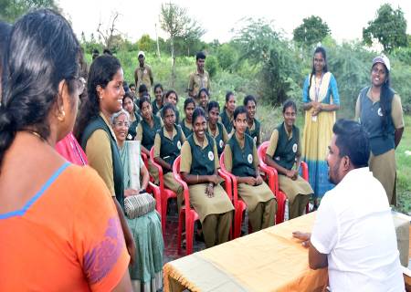 கணினி மூலம் பயிர் கணக்கெடுக்கும் பணியினை மேற்கொள்வதற்காக வருகை தந்த மாணவிகளிடம் மாவட்ட ஆட்சித்தலைவர் அவர்கள் பயிர் கணக்கெடுக்கும் பணி குறித்து கலந்துரையாடினார்