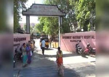 ராஜபாளையம் அரசு மகப்பேறு  மருத்துவமனை முன் குளமாக தேங்கும் கழிவுநீர்.