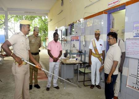 திருச்சுழி வட்டத்தில் "உங்களைத் தேடி உங்கள் ஊரில்" என்ற திட்டத்தின் கீழ், அரசின் திட்டங்கள் மற்றும் சேவைகள் பொதுமக்களிடம் சென்றடைவது குறித்து, மாவட்ட ஆட்சித்தலைவர் அவர்கள் கள ஆய்வு செய்தார்.