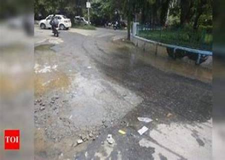 பள்ளத்தை எச்சரிக்க தடை கற்கள், தடுமாறும் வாகன ஓட்டிகள்.