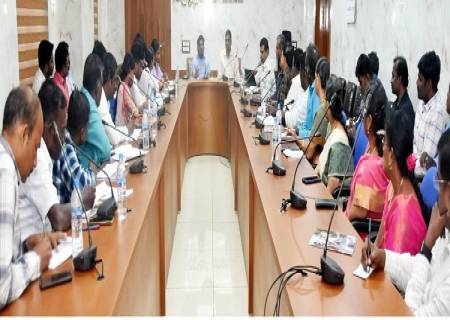 விருதுநகர் மாவட்டத்தில் பள்ளிக்கல்வித்துறையில் மேற்கொள்ளப்பட்டு வரும் பணிகள் மற்றும் திட்டங்களைஅறிந்து கொள்ள தூத்துக்குடி மாவட்ட ஆட்சித்தலைவர் திரு.க.இளம்பகவத், பள்ளிக்கல்வித்துறை அலுவலர்கள் குழு வருகை.