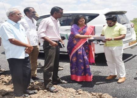 சிவகாசி மற்றும் திருவில்லிபுத்தூர் பகுதிகளில் நடைபெற்று வரும் வளர்ச்சி திட்டப் பணிகள் குறித்து மாவட்ட ஆட்சித்தலைவர் முனைவர் அவர்கள் செய்தியாளர் பயணத்தின் போது நேரில் சென்று பார்வையிட்டு ஆய்வு செய்தார்.