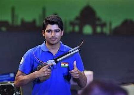 துப்பாக்கி சுடுதல் 'ஏர் பிஸ்டல்' பிரிவு தகுதிச் சுற்றில் இந்தியாவின் சுருச்சி இந்தர் சிங், சவுரப் சவுத்ரி ஜோடி, தங்கப்பதக்கத்தை தட்டிச் சென்றனர்.