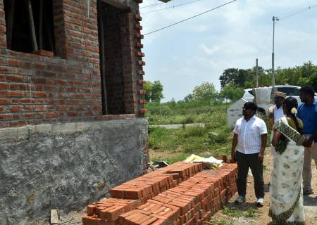 வெம்பக்கோட்டை ஊராட்சி ஒன்றியப் பகுதிகளில் நடைபெற்று வரும் பல்வேறு வளர்ச்சி திட்டப்பணிகள் குறித்து மாவட்ட ஆட்சித்தலைவர் அவர்கள்  ஆய்வு