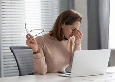 அலுவலகத்தில் கணினி திரை பார்த்து கண் எரிச்சல் ஏற்பட வாய்ப்பு