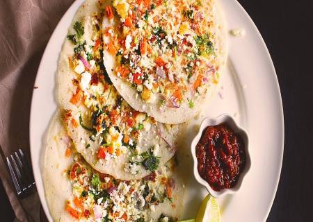 பனீர் வெங்காய ஊத்தாப்பம்  .