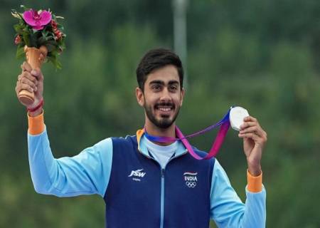 ஆசிய துப்பாக்கி சுடுதலில்  அனந்த் ஜீத் சிங் 'தங்கம்.