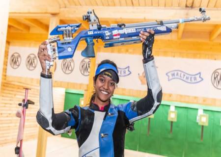 ஆசிய துப்பாக்கி சுடுதலில் தங்கம் வென்ற இளவேனில்.