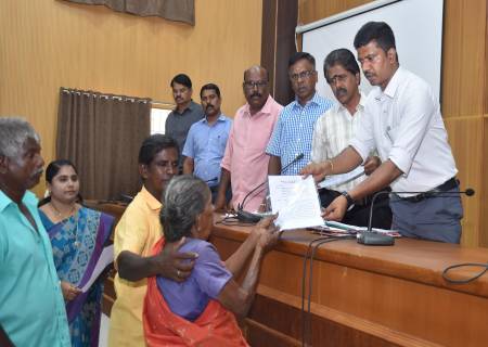 மாவட்ட ஆட்சித்தலைவர் அவர்கள் தலைமையில் மக்கள் குறைதீர்க்கும் நாள் கூட்டம் நடைபெற்றது.