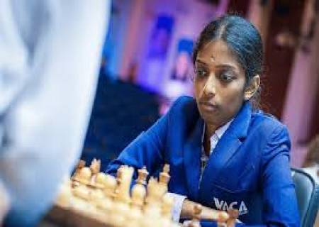 'கிராண்ட் சுவிஸ்' செஸ் தொடரில் வைஷாலி, முதலிடத்தில் நீடிக்கிறார்.