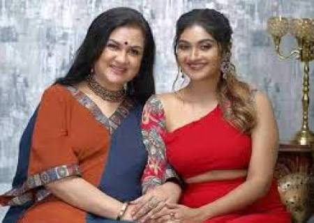 தேஜாலட்சுமி அம்மா ஊர்வசிக்கு தேசிய திரைப்பட விருது வென்ற பிறகு பாராட்டு தெரிவிக்கிறார்..