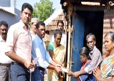 வீடு வேண்டி மனு அளித்த மாற்றுத்திறனாளியின் கோரிக்கையை ஏற்று, கலைஞர் கனவு இல்லம்  திட்டத்தின் கீழ் வீடு கட்டுவதற்கான ஆணையினையும், காசோலையினையும் மாவட்ட ஆட்சித்தலைவர் அவர்கள் வழங்கி, கட்டுமானப் பணிகளை பார்வையிட்டார்.