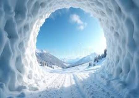 உலகிலேயே மிகப்பெரிய பனி குகை ‘ஐஸ்ரிஸன் வெல்ட்’ .