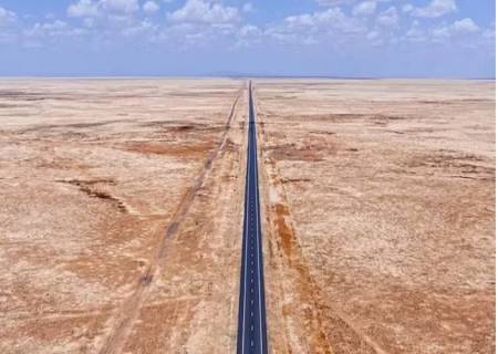 உலக கின்னஸ் சாதனை புத்தகத்தில் இடம் பெற்றுள்ள 256 மீ.க்கு வளையாமல் நேராக செல்லமான வளையாத ரோடு .