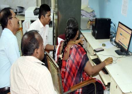 வாக்காளர் பட்டியலில் புதியதாக பெயர் சேர்க்க, பெயர் நீக்கம் செய்ய, பெயர் திருத்தம், முகவரி மாற்றம் தொடர்பான பணிகள் நடைபெற்று வருவதை மாவட்ட தேர்தல் அலுவலர்,மாவட்ட ஆட்சித்தலைவர் அவர்கள் நேரில் சென்று பார்வையிட்டு ஆய்வு செய்தார்.