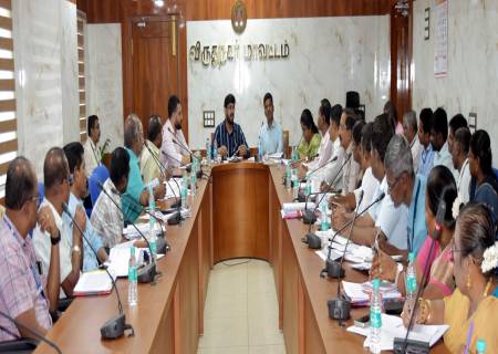 வாக்காளர் பட்டியல் சிறப்புத் தீவிரத் திருத்தப் பணிகள் குறித்து அலுவலர்களுடன் ஆய்வு