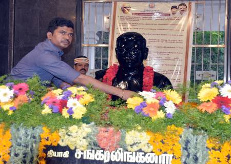 தியாகி சங்கரலிங்கனார் அவர்களின் 131-வது பிறந்த தினத்தை முன்னிட்டு அன்னாரது சிலைக்கு மாவட்ட ஆட்சித்தலைவர்  அவர்கள் மாலை அணிவித்து மரியாதை செலுத்தினார்.