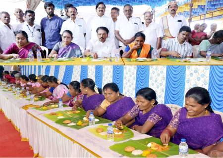 மாவட்டத்தில் உள்ள நகர்ப்புற உள்ளாட்சி அமைப்புகளில் பணிபுரியும் தூய்மை பணியாளர்களுக்கு உணவு வழங்கும் திட்டம்.