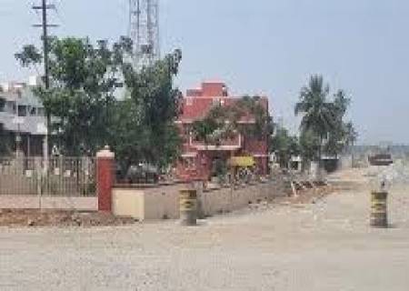 ராஜபாளையம் போலீஸ் ஸ்டேஷன் காம்பவுண்ட் சுவர் அகற்றாததால் போக்குவரத்து சிரமம் ஏற்பட்டுள்ளது.