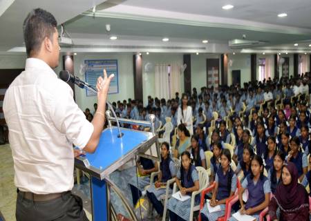 காரியாபட்டி சேது பொறியியல் கல்லூரியில் அரசு மற்றும் அரசு உதவி பெறும் பள்ளிகளில் பன்னிரெண்டாம் வகுப்பு தேர்ச்சி பெற்று உயர்கல்வி சேராத மாணவர்களுக்கான சிறப்பு முகாம்.