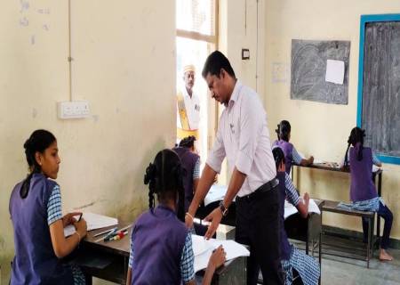 மேல்நிலை இரண்டாமாண்டு அரசு பொதுத்தேர்வு நடைபெறும் மையங்களில் மாணவர்கள் தேர்வு எழுதுவதை மாவட்ட ஆட்சியர் அவர்கள் பார்வையிட்டு ஆய்வு செய்தார்.