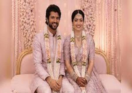 திருமண வரவேற்பு  நிகழ்ச்சியை  ஒட்டி, தெலுங்கானா, அச்சம்பேட்டையைச் சேர்ந்த 44 அரசுப் பள்ளிகளில் சிறந்து விளங்கும் மாணவர்களின் படிப்பிற்கு ஸ்காலர்ஷிப் தருவதாக விஜய் தேவரகொண்டா அறிவித்துள்ளார்.