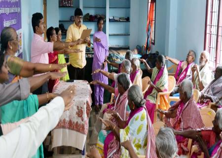 100 சதவீதம் வாக்குப்பதிவை வலியுறுத்தி, மூத்த வாக்காளர்களுக்கு  மாவட்ட ஆட்சித்தலைவர்  அவர்கள் ”என் வாக்கு, என் குரல்” ”என் வாக்கு, என் உரிமை” என்ற வாசகங்கள் அடங்கிய சால்வையினை அணிவித்து கௌரவப்படுத்தினார்.