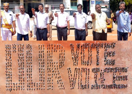 100% வாக்குப்பதிவை வலியுறுத்தி "Our Vote Our Voice" - விருதுநகர் செந்திகுமார நாடார் கல்லூரி மாணவர்கள் பிரம்மாண்ட விழிப்புணர்வு.