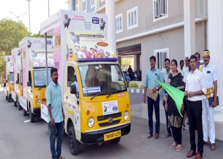 100% வாக்குப்பதிவை வலியுறுத்தி விருதுநகரில் 7 நடமாடும் மின்னணு விழிப்புணர்வு  வாகனங்கள் மாவட்ட ஆட்சியர் தொடங்கி வைத்தார்.