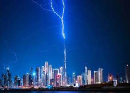 புர்ஜ் கலிஃபாவின் 828 மீட்டர் உயரமான உச்சியில் மின்னல்.
