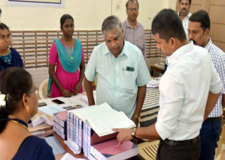 இராஜபாளையம் வட்டாட்சியர் அலுவலகத்தில் வேட்புமனு தாக்கல் பணிகளை மாவட்ட தேர்தல் அலுவலர்,மாவட்ட ஆட்சித்தலைவர் அவர்கள் நேரில் ஆய்வு.