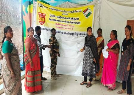 விருதுநகர் மாவட்டத்தில் 100% வாக்குப்பதிவை வலியுறுத்தி, செண்பகத்தோப்பு மலைவாழ் பகுதியில் வசிக்கும் வாக்காளர்களிடையே வாக்களிப்பதன் அவசியத்தை வலியுறுத்தி விழிப்புணர்வு.