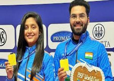 இந்திய ஜோடி  உலகக் கோப்பை துப்பாக்கி சுடுதலில்  தங்கம் வென்றனர்.