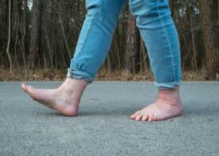 தினமும் ஒரு சில மணி நேரமாவது காலணிகள் அணியாமல் நடக்க பழகுங்கள், 