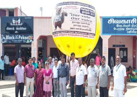 சிவகாசி மாநகராட்சியில் 100% வாக்குப்பதிவை வலியுறுத்தி ராட்சத பலூன்: சார் ஆட்சியர் தொடங்கி வைத்தார்.