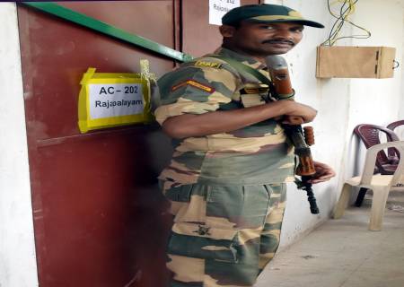 சட்டமன்றப் பொதுத் தேர்தல்-2026 நிறைவடைந்ததை முன்னிட்டு, மின்னணு வாக்குப்பதிவு இயந்திரங்கள் அனைத்தும் வாக்கு எண்ணிக்கை மையங்களில் 4 அடுக்கு பாதுகாப்புகளுடன் பாதுகாப்பாக வைக்கப்பட்டுள்ளது.